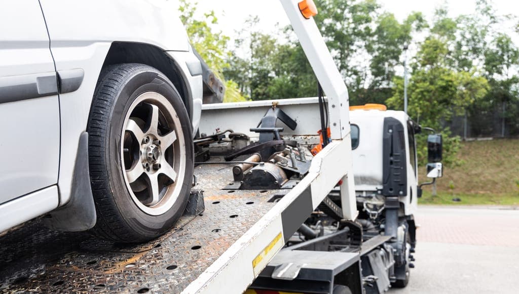 Voiture chargée sur un plateau de dépannage à Bordeaux · Dépannage auto à Cestas (33610)